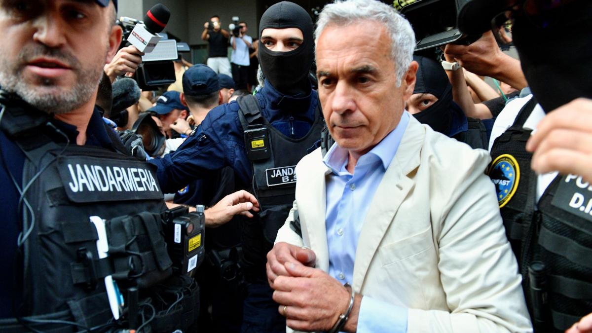 calin georgescu a fost adus cu duba la tribunalul bucuresti judecatorii decid daca il aresteaza preventiv