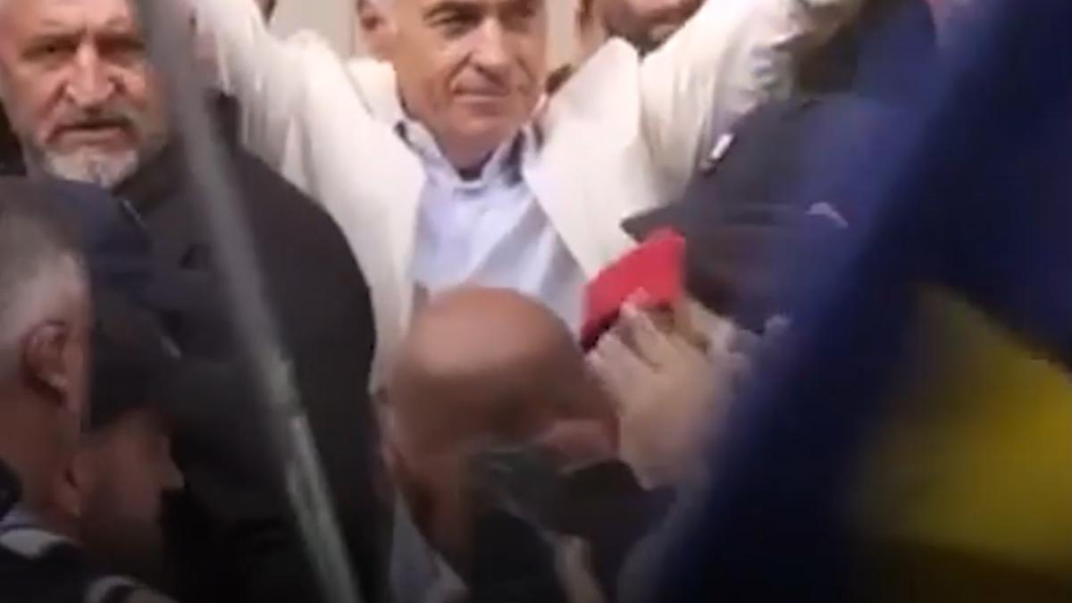 calin georgescu a plecat liber de la tribunalul bucuresti in strigatele de bucurie ale sustinatorilor sai