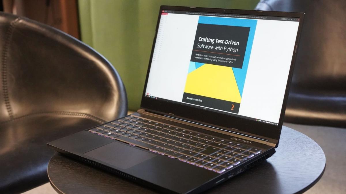 un laptop deschis pe o masa