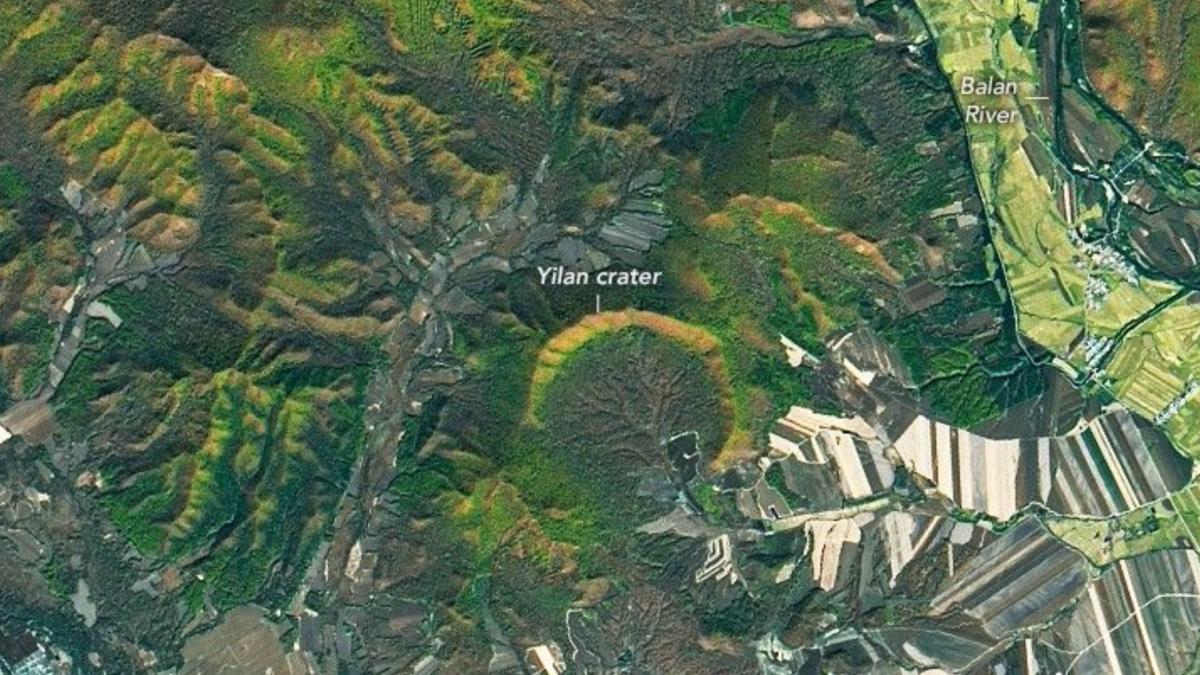 in 2021 cercetatorii analizau o creasta ciudata cand au gasit cuart socat granit topit si sticla sub padure era crater de meteorit