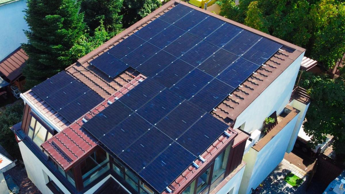 acoperișul unui bloc acoperit de panouri fotovoltaice 