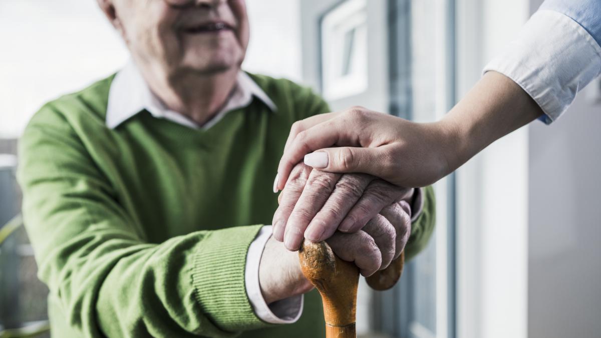 o romanca din spania l a pacalit pe un barbat de 82 de ani ca are o relatie cu el si i a luat 400 000 de euro