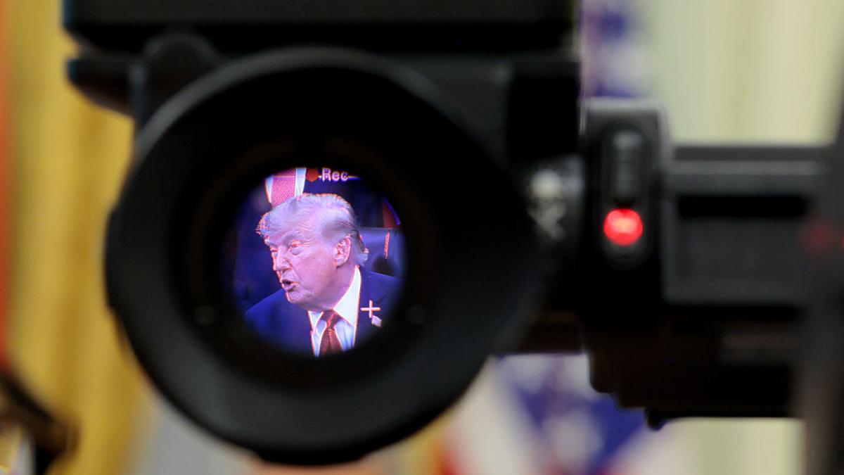 razboiul lui trump cu presa are primele efecte presedintele nu s a auzit la propria conferinta de presa ce s a intamplat