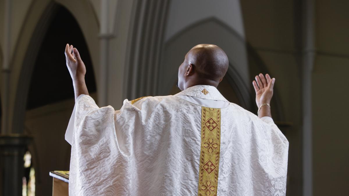 criza de preoti in polonia biserica ii aduce tocmai din africa pentru a umple parohiile