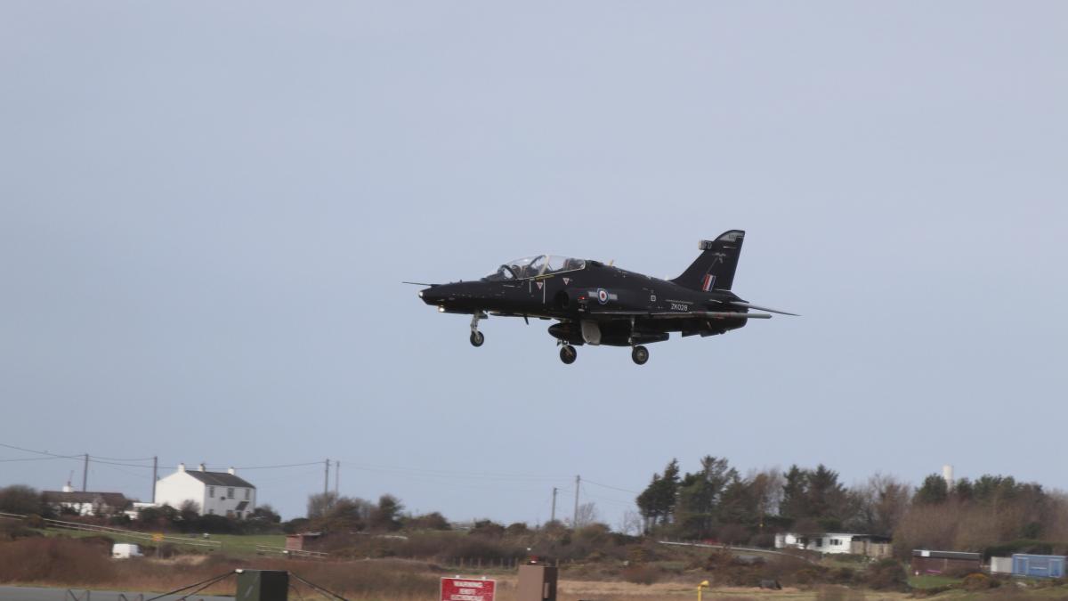 imagini dramatice doi piloti raf pierd controlul unui avion militar si se catapulteaza cu cateva secunde inainte sa se prabuseasca