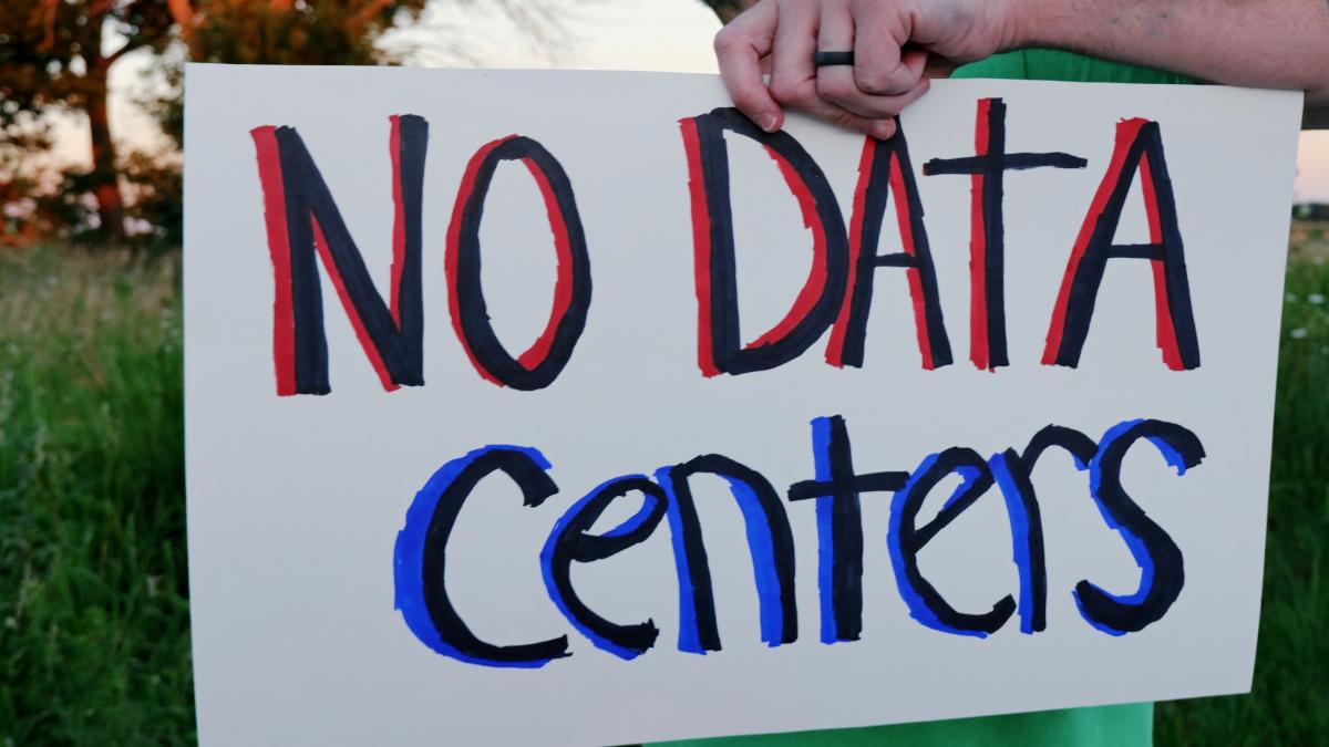 protest fata de un centru de date