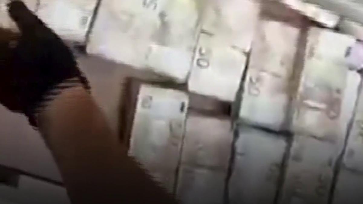 3 2 milioane de euro in peretii unei locuinte descoperirea facuta de carabinieri la napoli