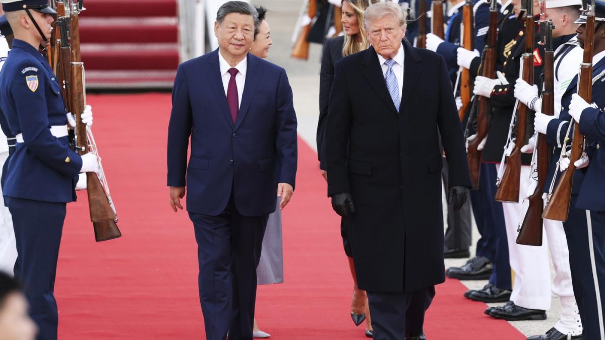 a inceput summitul istoric trump xi la washington presedintele american l a intampinat personal pe liderul chinez la scara avionului