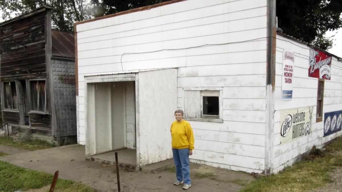 bine ati venit in monowi nebraska populatie 1 elsie este in acelasi timp primarita barmanita si secretara si are 92 de ani