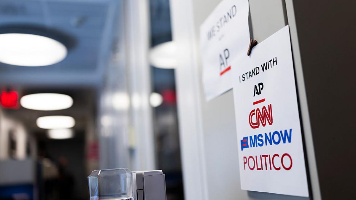 jurnalistii cnn ms now si politico s au intors la casa alba dupa ce un judecator numit de trump a suspendat interdictia presedintelui