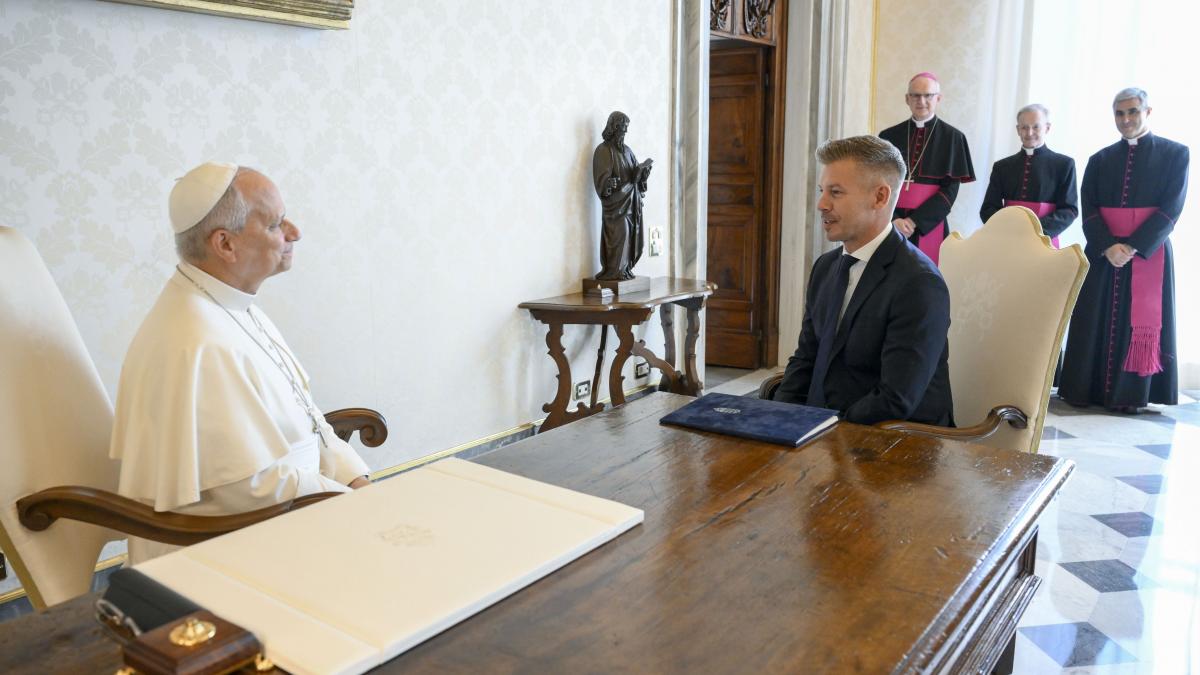 peter magyar pe scuter la roma in ziua in care a fost primit in audienta privata la papa leon de ce e ingrijorat vaticanul