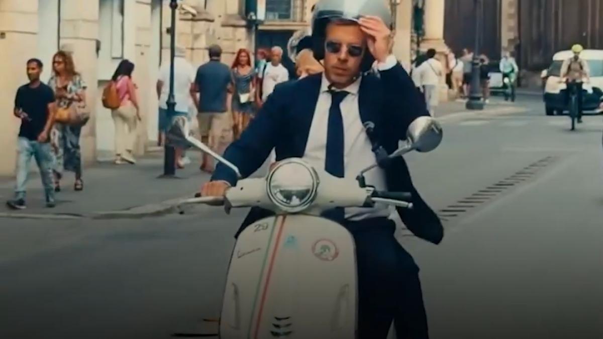 peter magyar pe scuter prin roma intr un clip care aminteste de filmele clasice italiene