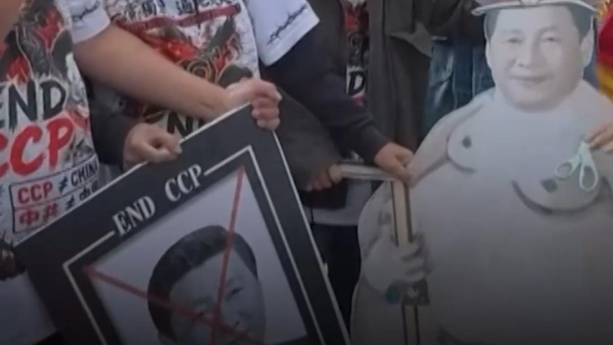 proteste in fata casei albe la vizita lui xi jinping un afis al liderului chinez intepat cu foarfeca