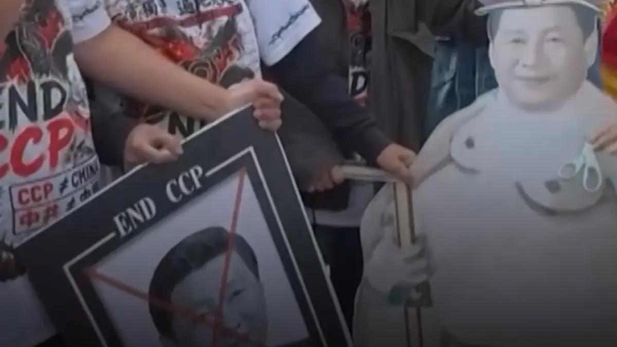 proteste in fata casei albe la vizita lui xi jinping un afis al liderului chinez intepat cu foarfeca