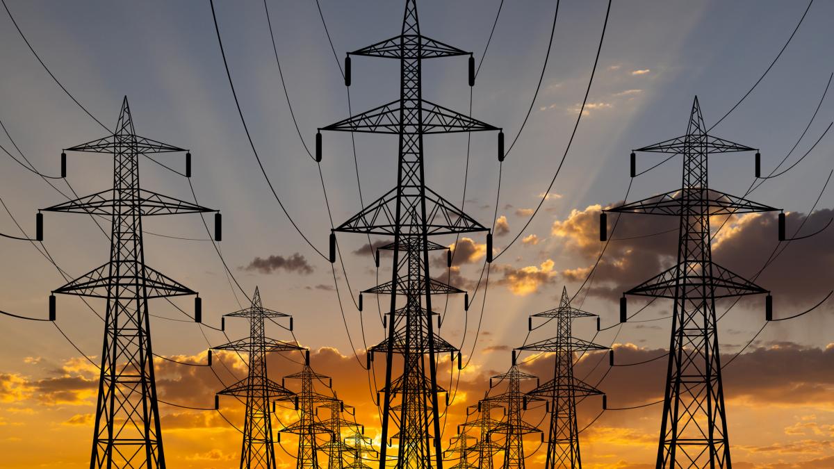 retea electrica fotografiata la apus