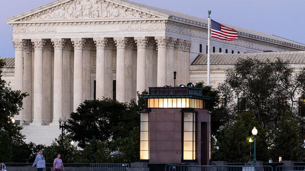 curtea suprema il lasa pe trump sa foloseasca programul de gasit strainii de pe listele de vot dar nu i salveaza alegerile midterm