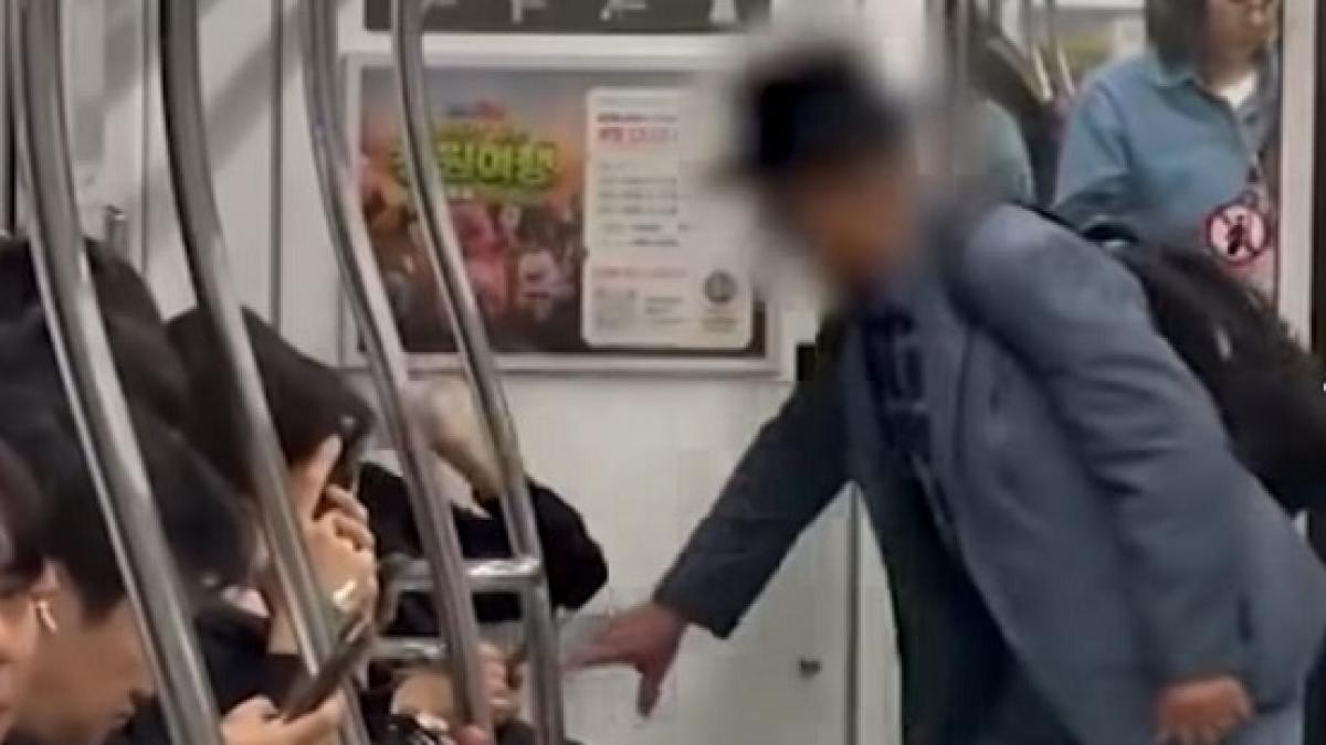 imagini socante in metroul de la seul un batran se lupta cu o femeie pentru un loc pe scaun locurile prioritare starnesc conflicte