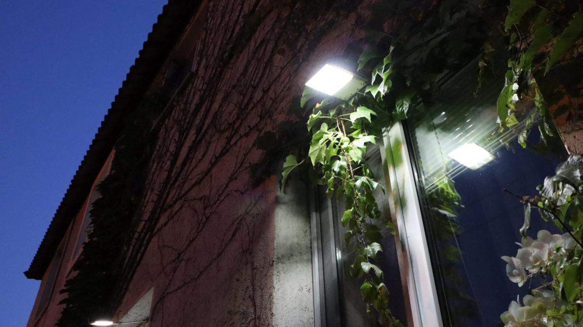 inovatia care iti poate lumina curtea toata noaptea fara curent electric cum functioneaza