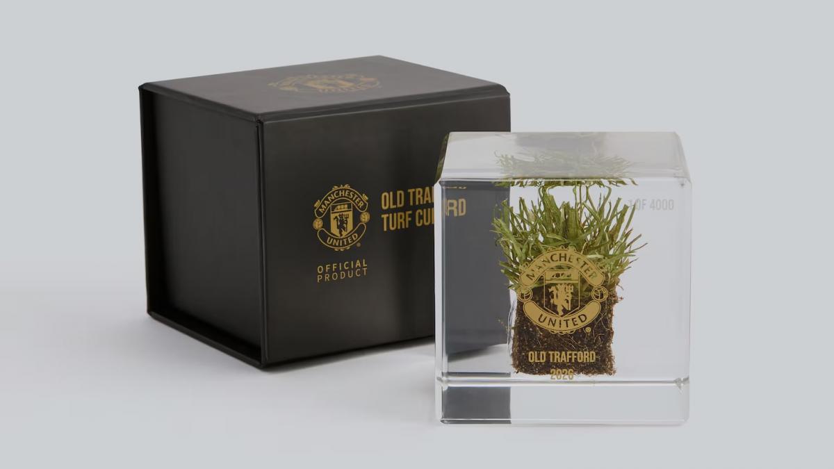 manchester united a inceput sa vanda bucati de gazon de pe stadionul old trafford