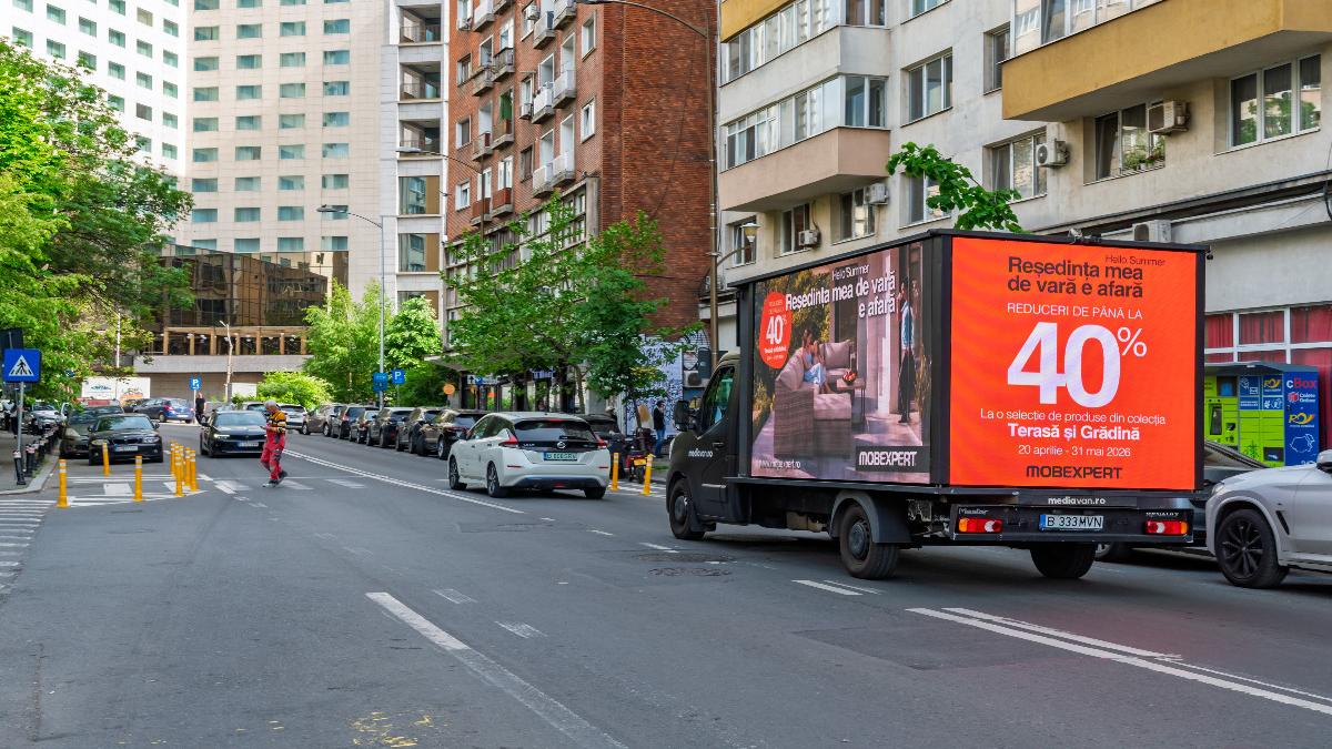 o duba pe strada care afișează reclame pe ecrane LED prin publicitate outdoor