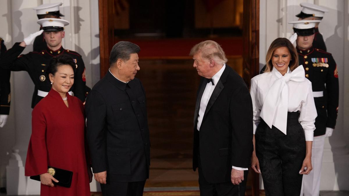 melania trump a starnit controverse cu tinuta aleasa pentru dineul cu xi jinping accesoriul care a facut trimitere la cultura chineza