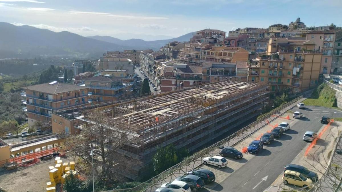 scoala oras castel madama italia reconstruita deseuri demolare reciclate eco friendly