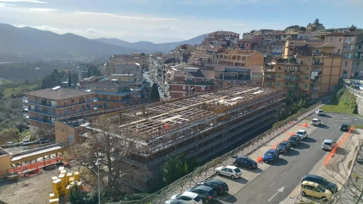 un oras din italia isi reconstruieste scoala cu 70 din deseurile ramase dupa demolarea vechii cladiri va colecta si apa de ploaie