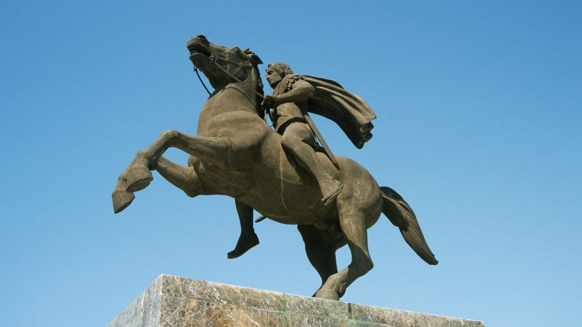 ce a facut alexandru cel mare cand a ajuns la troia gestul neasteptat inainte de marile sale batalii