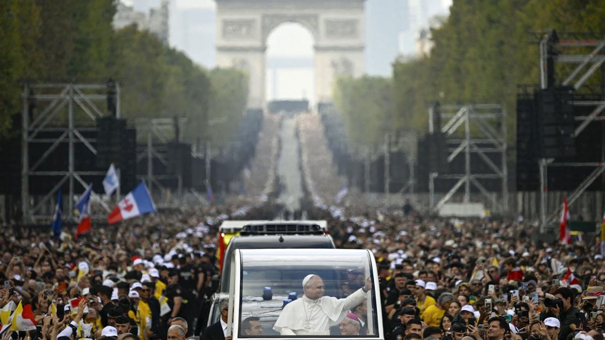 papa leon al xiv lea aclamat de sute de mii de oameni pe champs elysees suveranul pontif oficiaza o slujba in place de la concorde