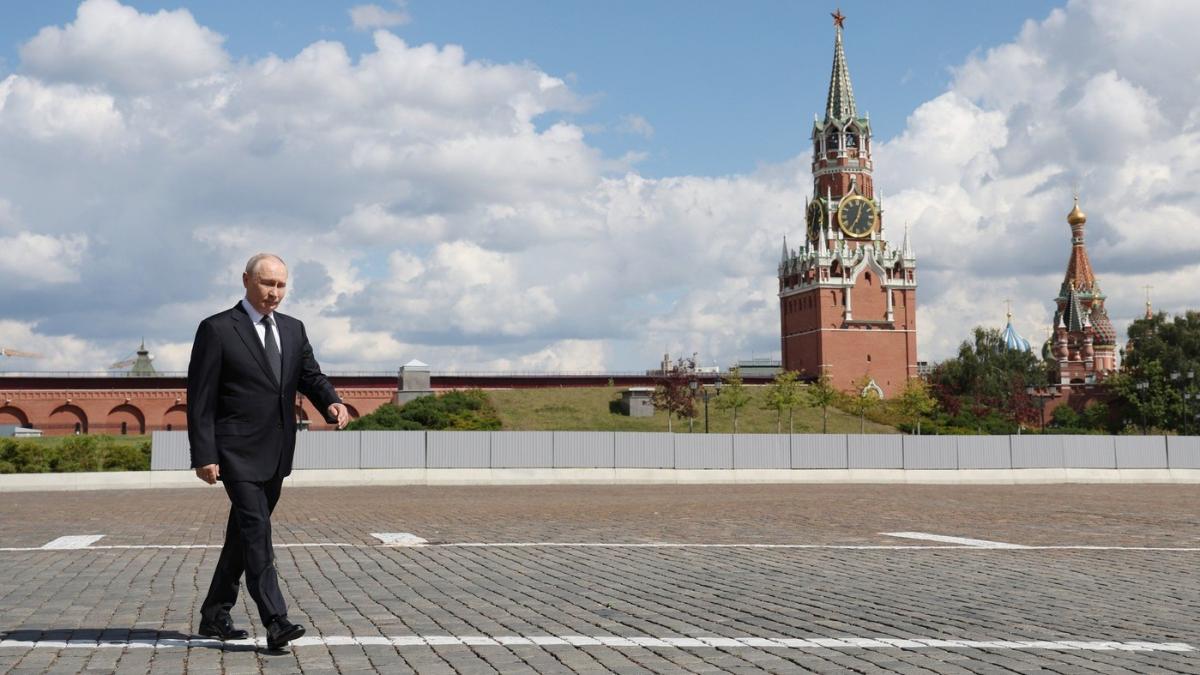 putin trimite pe front mana cu sabia moastele unui cneaz mort acum 600 de ani folosite pentru moralul soldatilor rusi