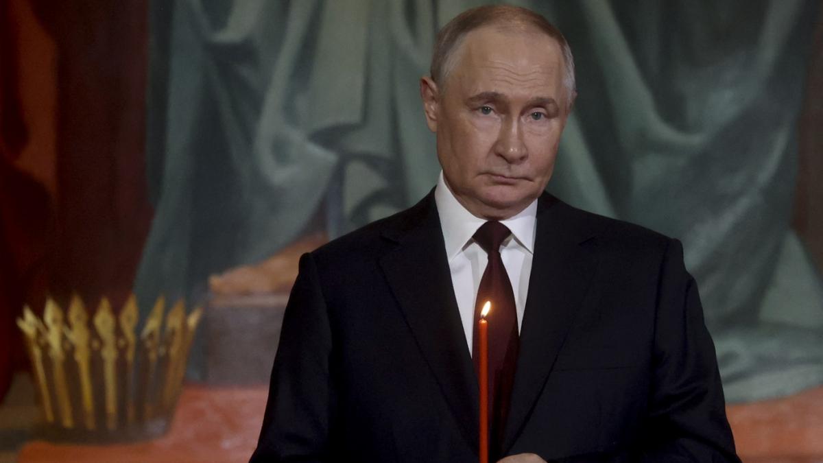 putin trimite pe front mana cu sabia moastele unui cneaz mort acum 600 de ani folosite pentru moralul soldatilor rusi