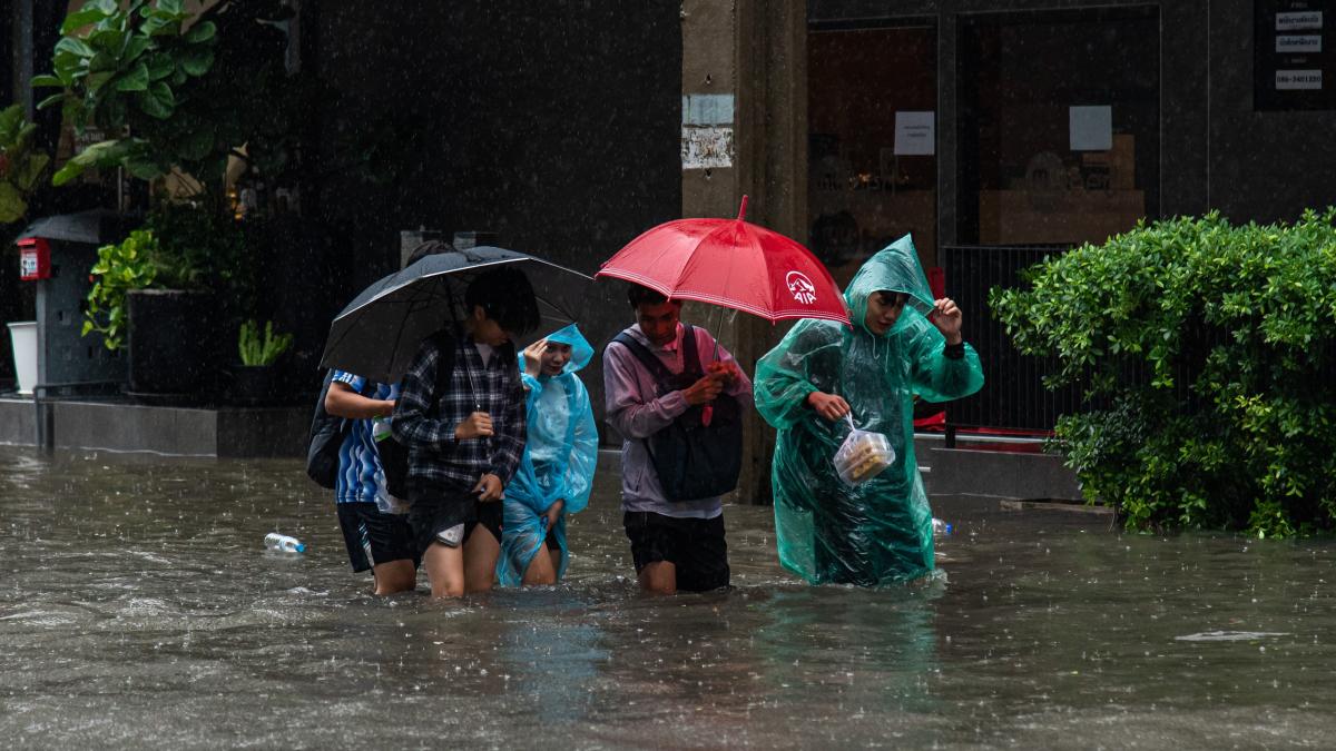 stare de dezastru declarata in bangkok orasul cu 10 milioane de locuitori este lovit de inundatii masive