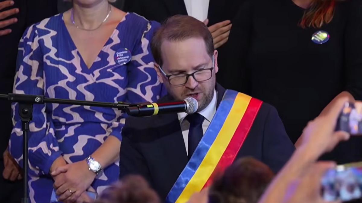 dominic fritz a organizat la timisoara o reuniune de adio cu liderii usr a tinut un discurs si a cantat la orga