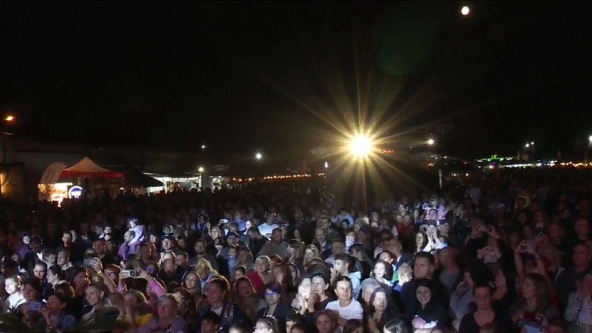 festivalul recoltei a adunat mii de oameni la giroc banii stransi merg catre copiii care au nevoie de ajutor
