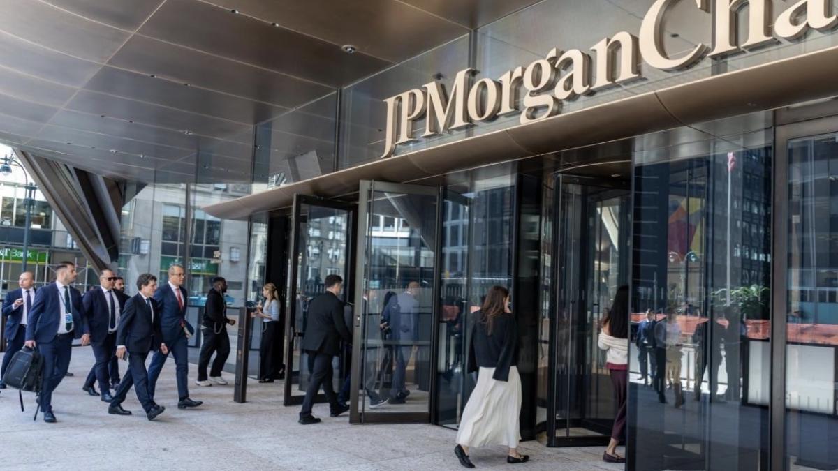 nazare dezminte ca romania ar fi cerut o linie de finantare de la jp morgan informatia fusese distribuita de andrei caramitru