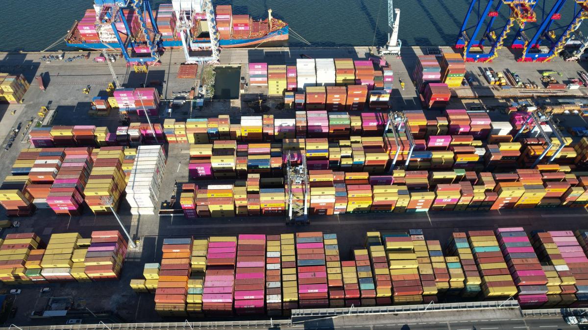 containere cu marfuri intr-un port