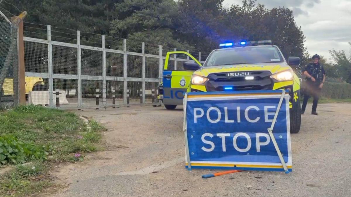 cinci barbati arestati pentru terorism la baza raf din marea britanie folosita de americani alerta ar fi fost data de localnici