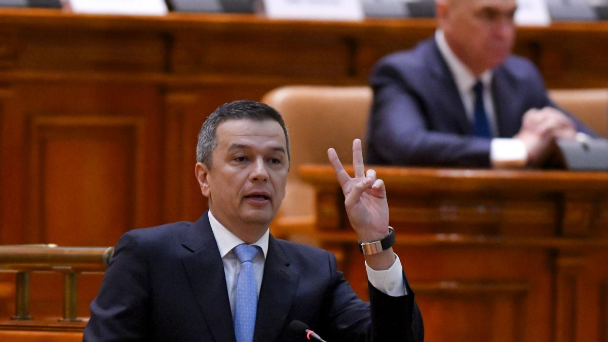 sorin grindeanu vorbeste in parlament iar in spatele sau se afla ilie bolojan