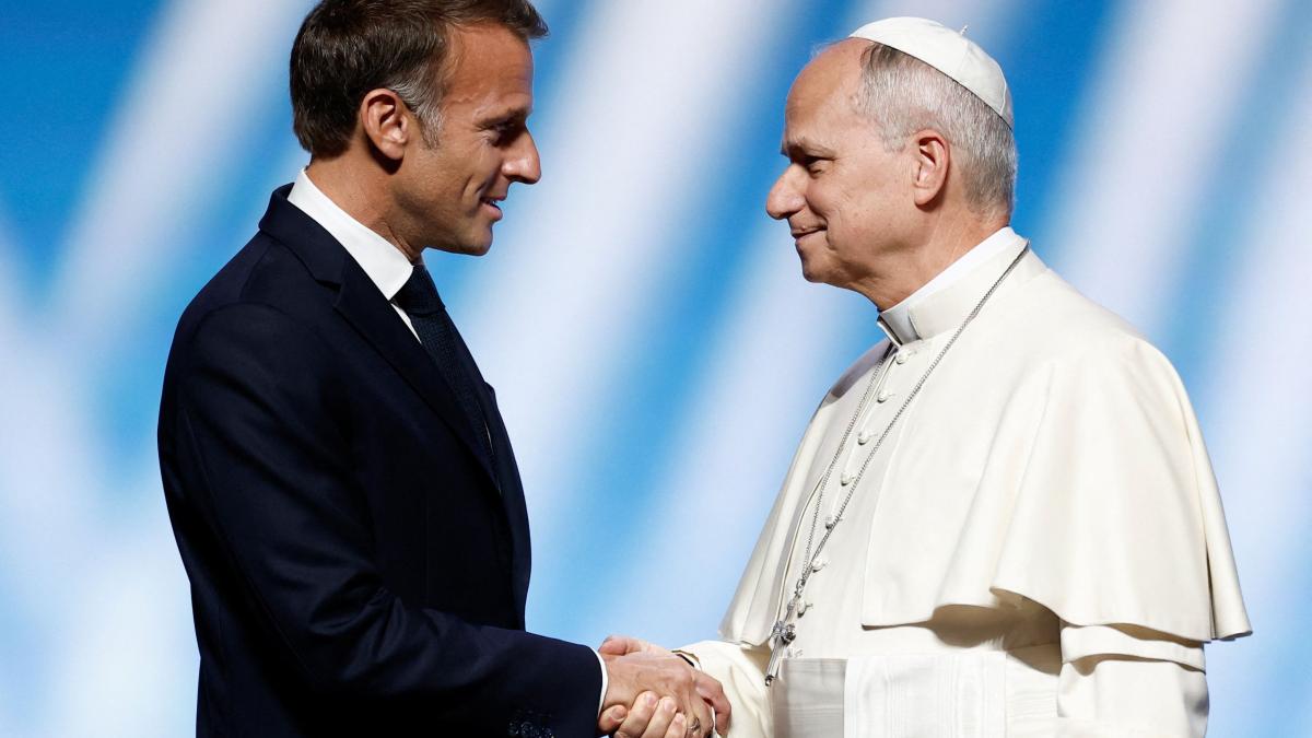 poza in care apar Emmanuel Macron, preşedintele Franţei, şi  Papa Leon al XIV-lea, pe 28 septembrie 2026, la Metz, Franţa