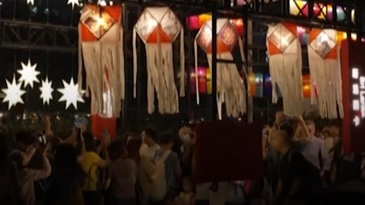peste 3 000 de felinare din 20 de tari au luminat victoria park din hong kong