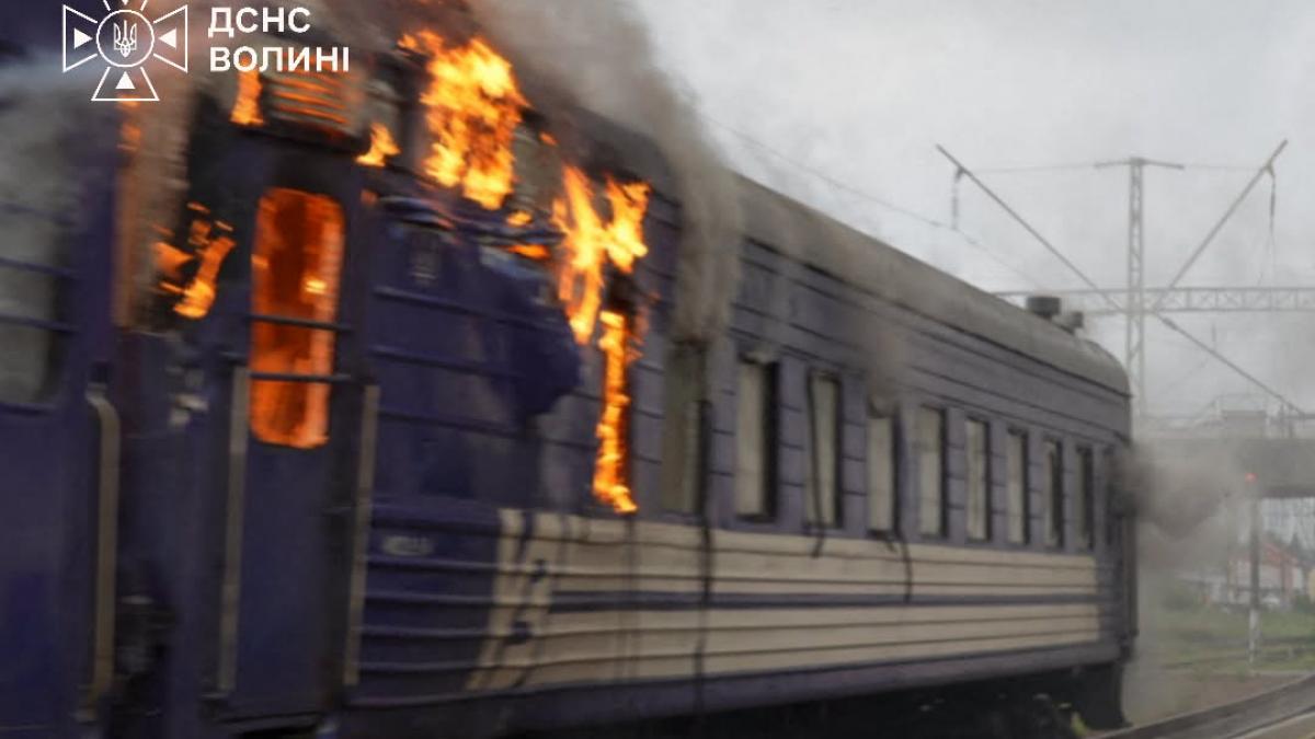 razboiul trenurilor dronele ucrainei au inceput sa atace caile ferate ruse rusii distrug si ei 40 de locomotive ucrainene pe luna
