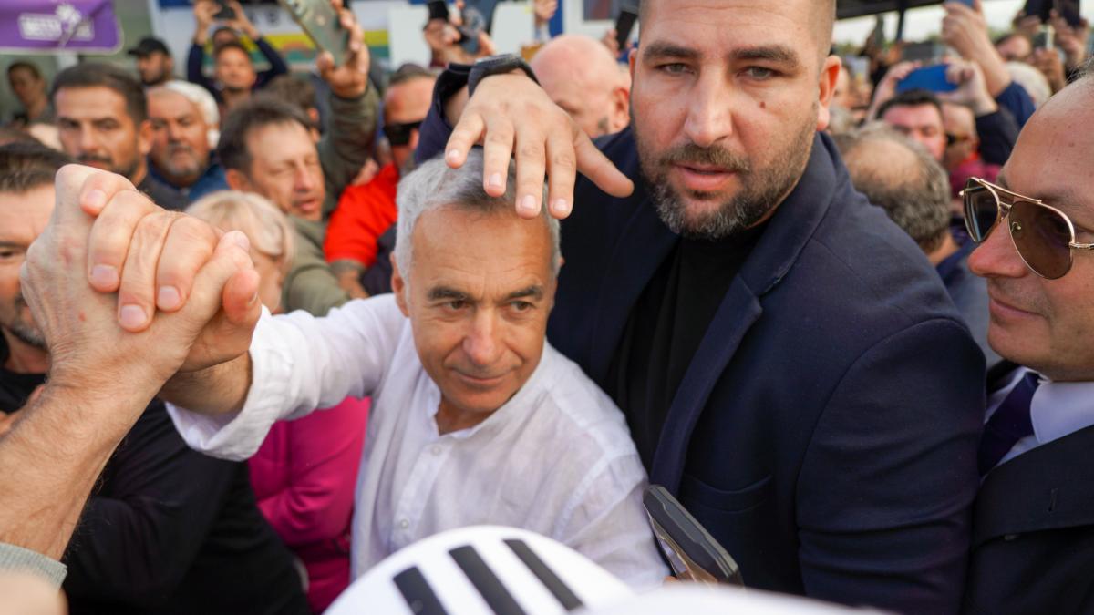 Calin georgescu cu mana bodyguardului deasupra capului