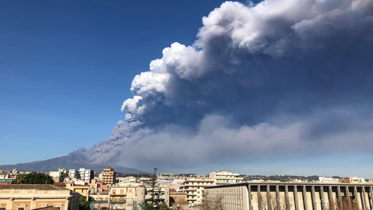 traficul aerian pe aeroportul din catania suspendat pentru a treia zi consecutiva din cauza cenusii vulcanice provenite de la etna