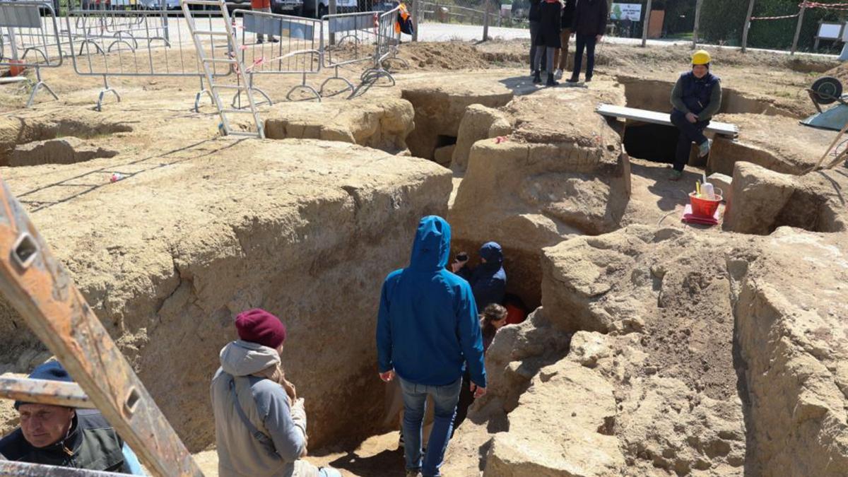 un bogat mormant etrusc vechi de 2700 de ani a fost descoperit la vulci la nord de roma ce au gasit arheologii inauntru