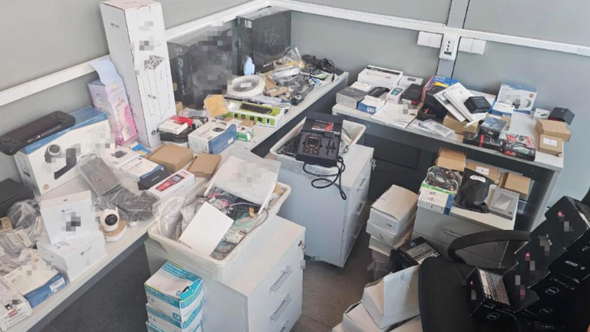 un cuplu de rusi a fost prins pe un aeroport cu 19 valize pline cu dispozitive de spionaj si 1 000 de prezervative