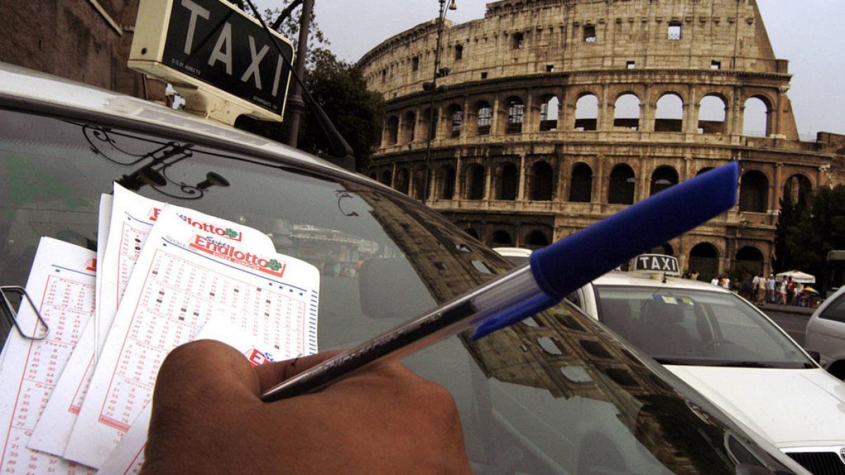 barbat cimpleteaza bilet la loterie pe un taxi, la roma
