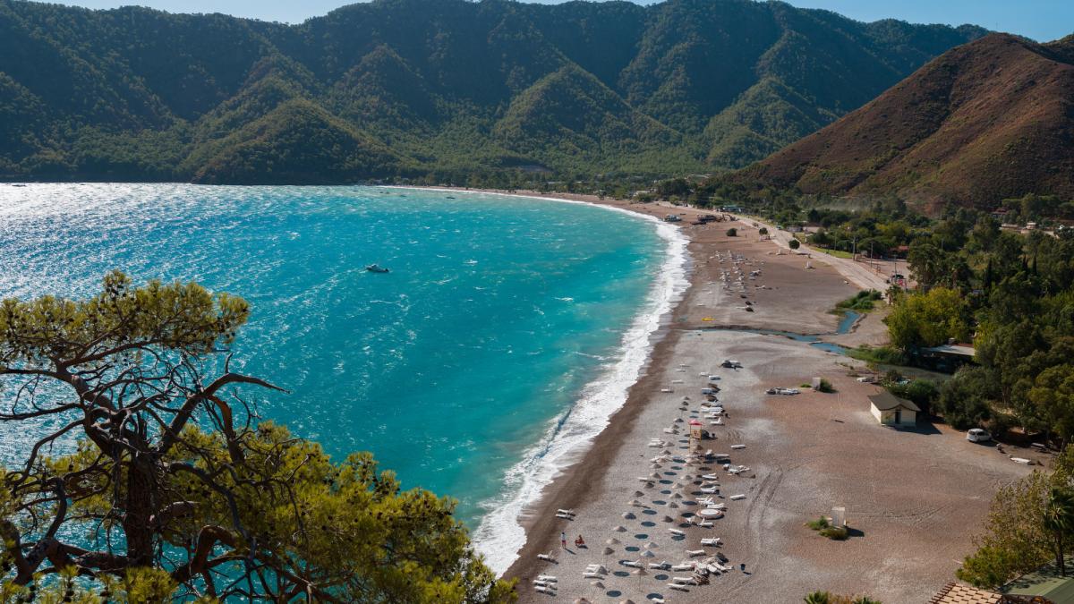 comoara veche de 2 100 de ani scoasa la lumina de arheologi turci mii de artefacte descoperite pe o epava din provincia antalya