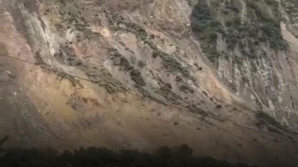 imagini dramatice din nepal o alunecare de teren a maturat versantul unui munte