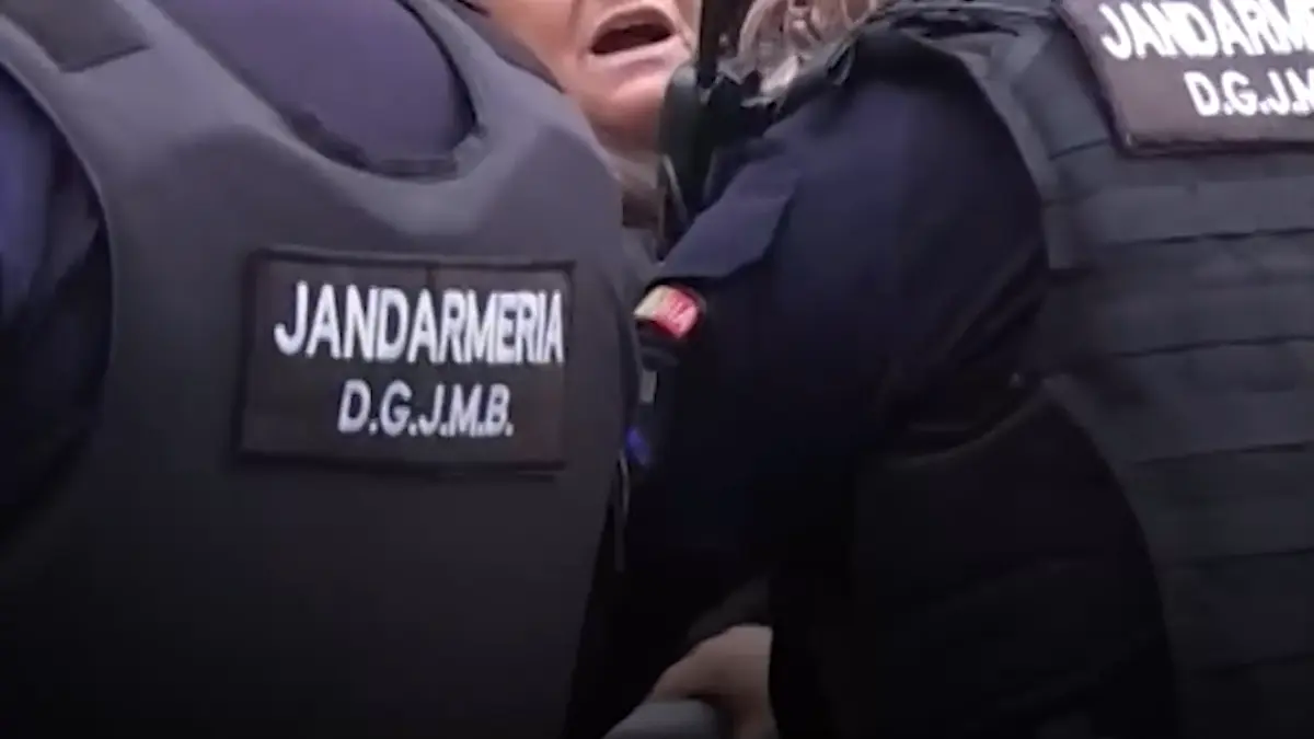 momentul in care calin georgescu ajunge la arest sustinatorii sai au inceput sa urle