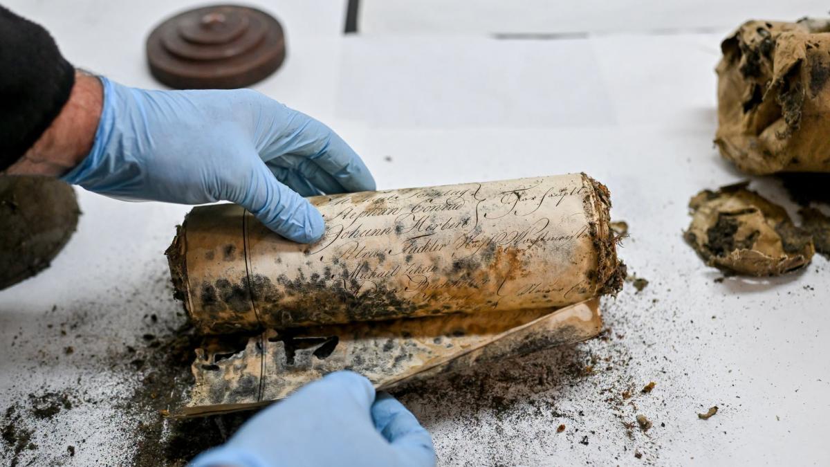o capsula a timpului a stat ascunsa 100 de ani in turnul sfatului din sibiu descoperirea uimitoare a fost facuta in timpul restaurarii